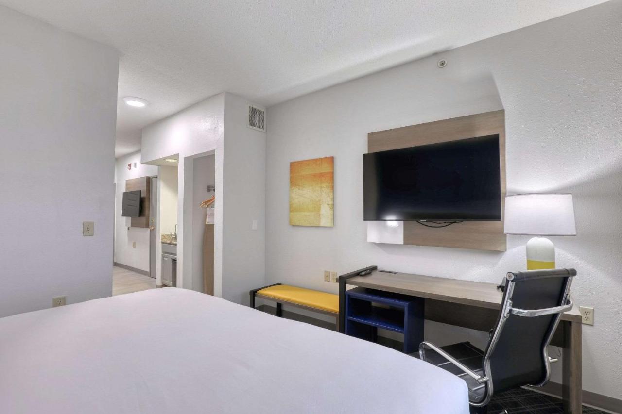 Comfort Suites Milwaukee Airport Oak Creek Bagian luar foto
