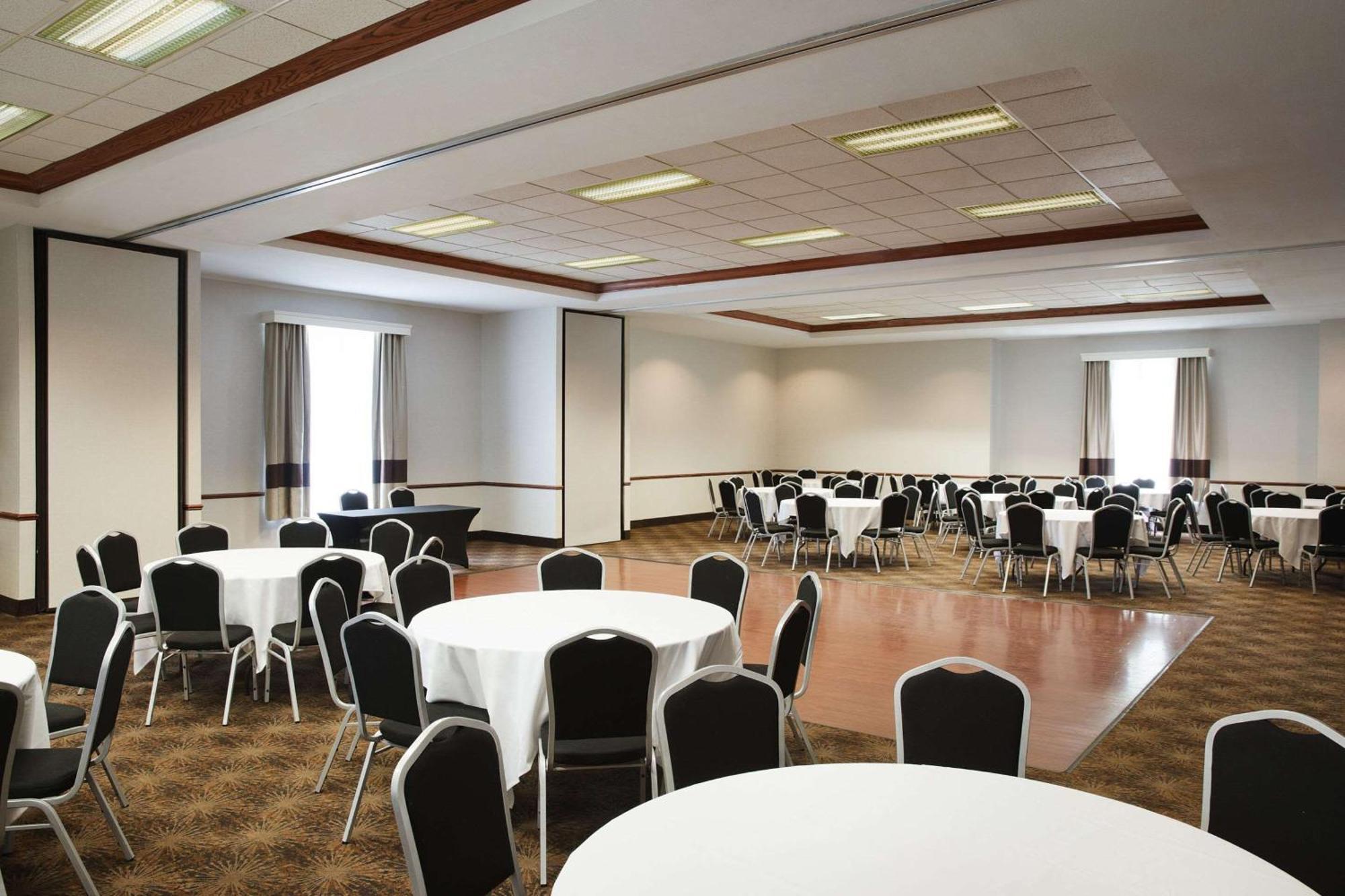 Comfort Suites Milwaukee Airport Oak Creek Bagian luar foto