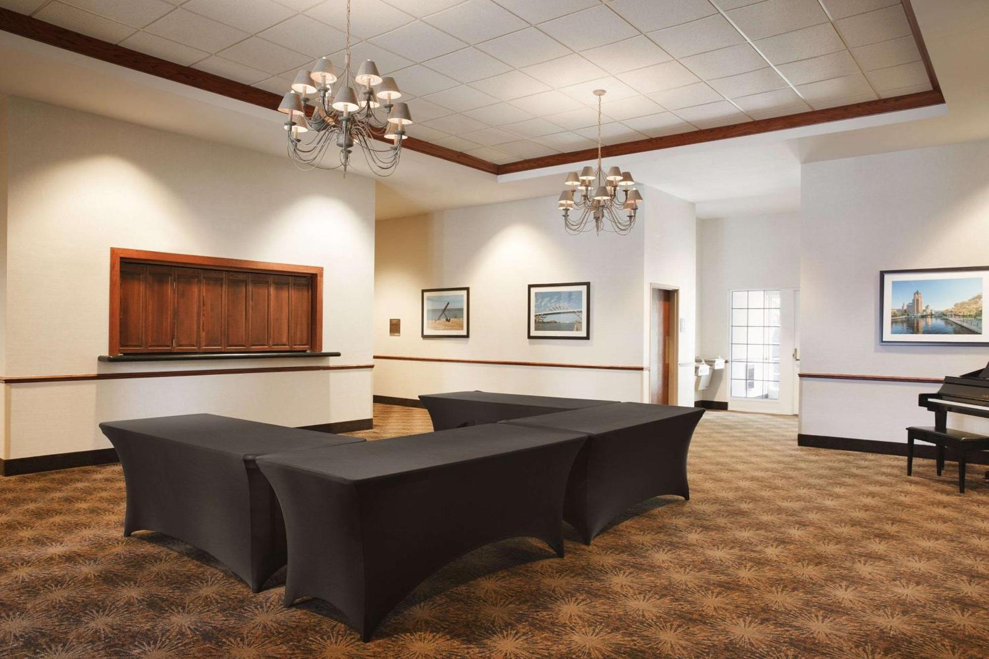 Comfort Suites Milwaukee Airport Oak Creek Bagian luar foto